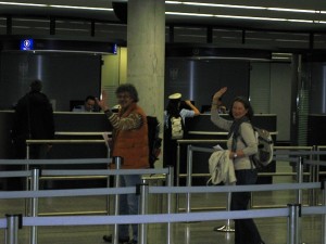 Barbara und Paul winken auf dem Frankfurter Flughafen.